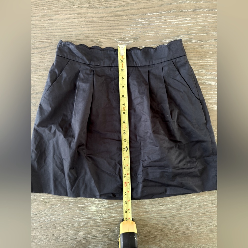 Women’s Size 6 super cute scalloped navy blue, mini skirt. J.Crew